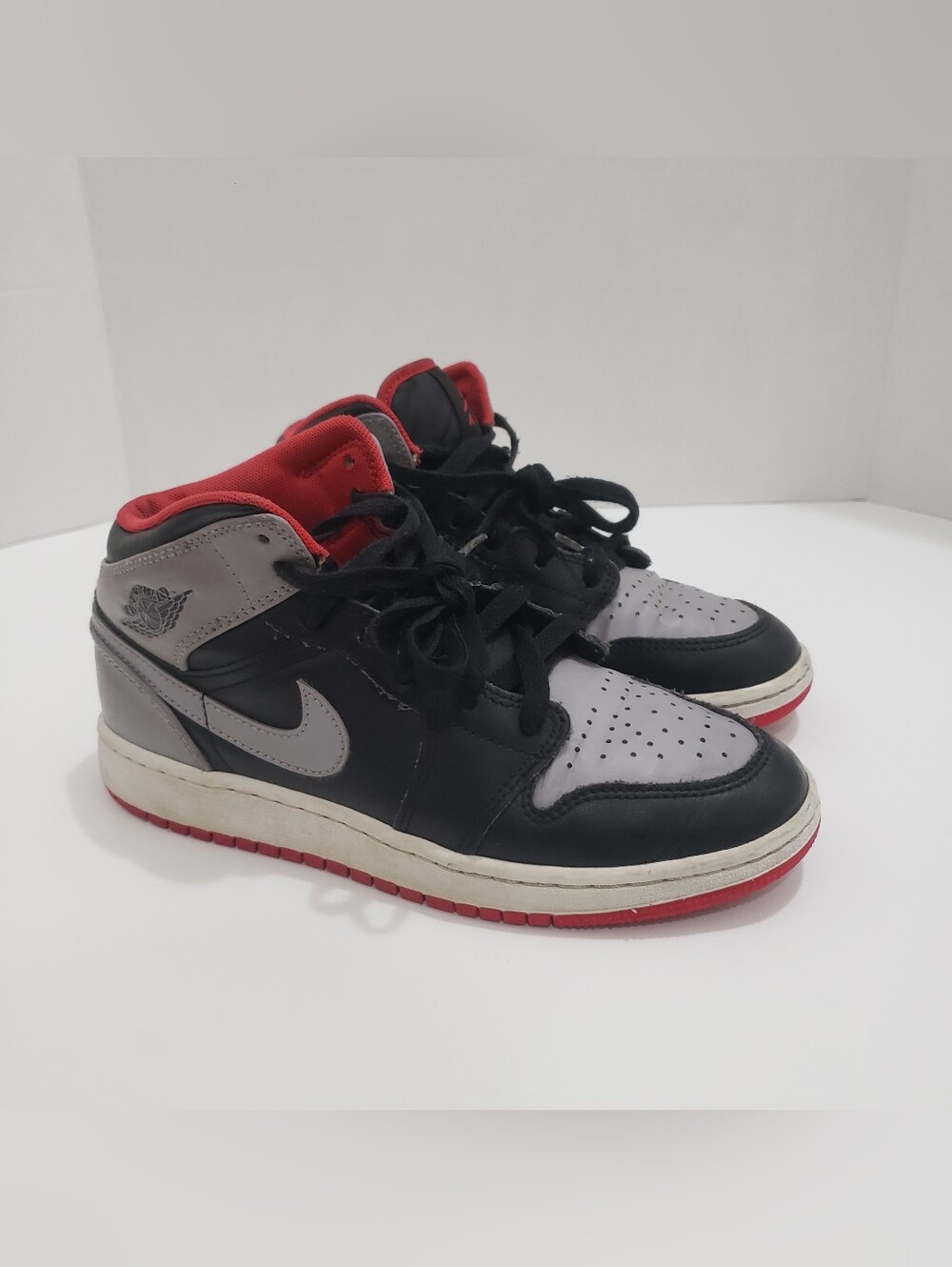 Air Jordan 1 Mid Bred Shadow GS Size 4.5Y Black Grey Red DQ8423-006 Kids Kept...